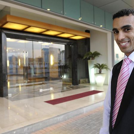 マナーマ フレイザー スイーツ シーフ バーレーンアパートホテル エクステリア 写真 A doorman at a hotel