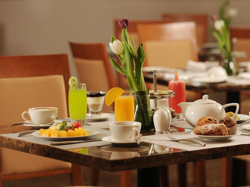 マナーマ フレイザー スイーツ シーフ バーレーンアパートホテル エクステリア 写真 A breakfast table