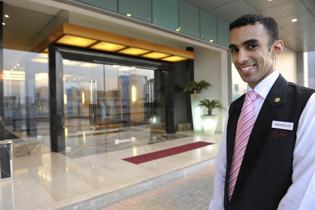 マナーマ フレイザー スイーツ シーフ バーレーンアパートホテル エクステリア 写真 A doorman at a hotel