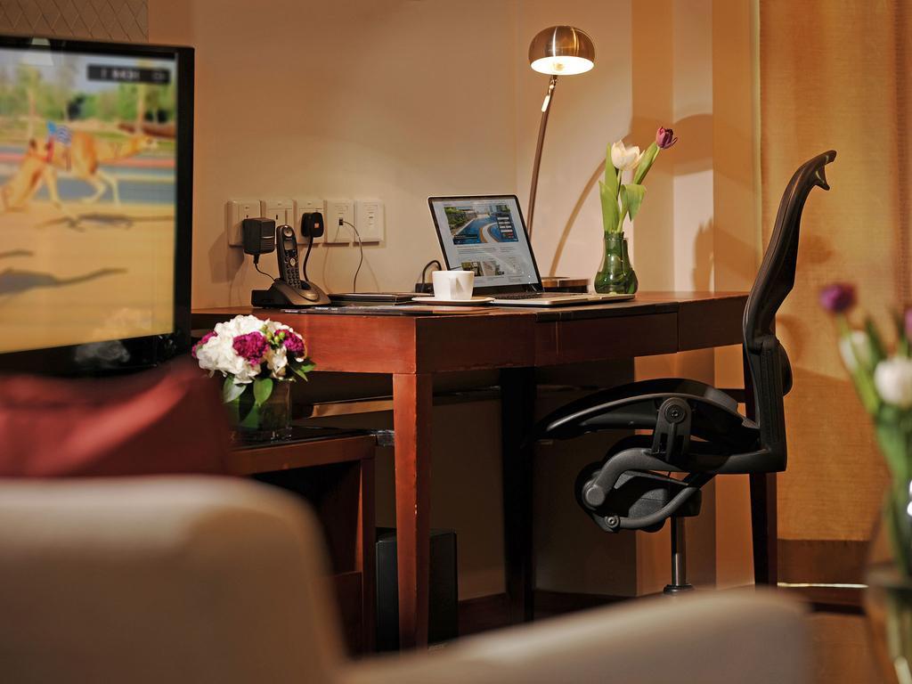 マナーマ フレイザー スイーツ シーフ バーレーンアパートホテル エクステリア 写真 A work desk in a hotel room