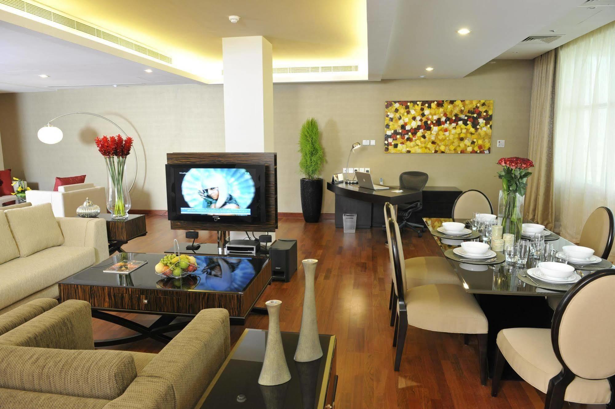 マナーマ フレイザー スイーツ シーフ バーレーンアパートホテル レストラン 写真 A living room in a serviced apartment in Kuala Lumpur, Malaysia