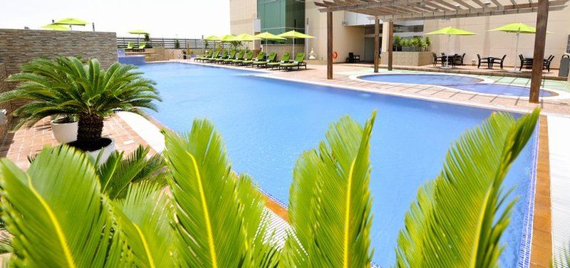 マナーマ フレイザー スイーツ シーフ バーレーンアパートホテル エクステリア 写真 The swimming pool at the hotel